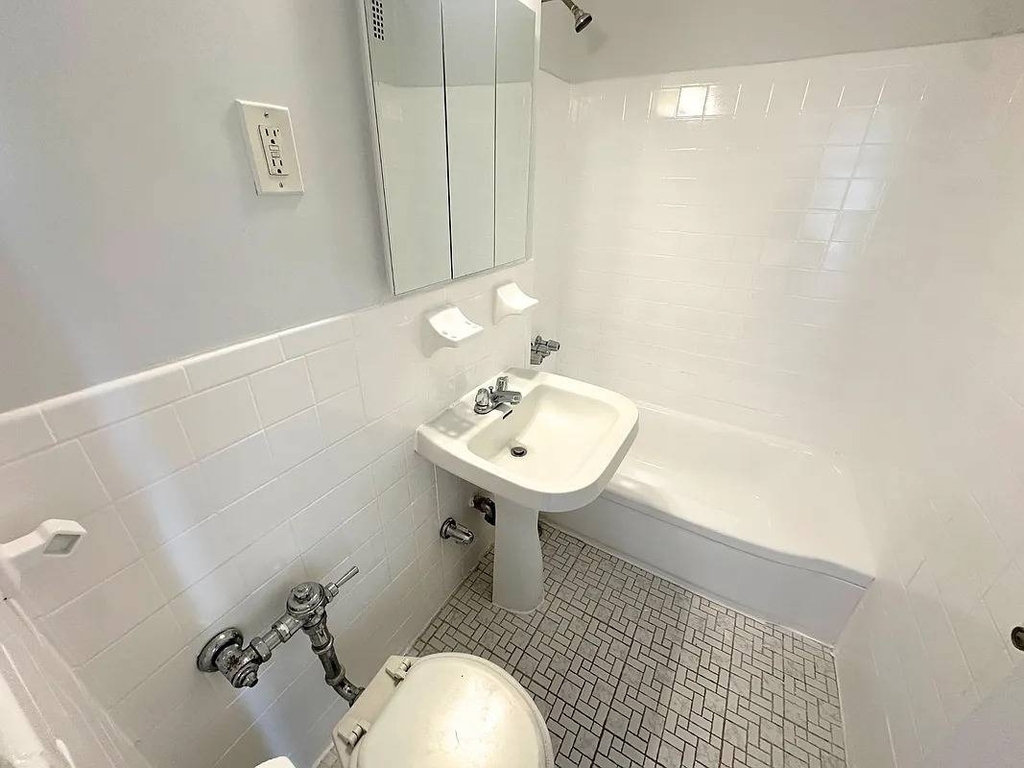 224-10 Jamaica Avenue - Photo 4
