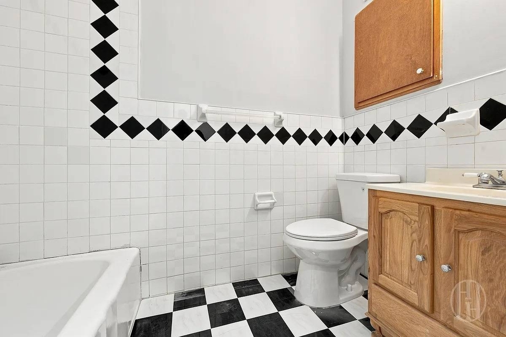 204 E 31st Street - Photo 8
