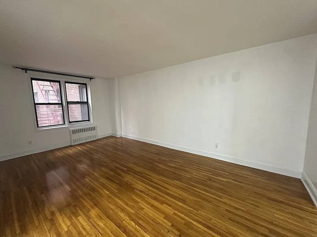 86-11 Whitney Avenue - Photo 2