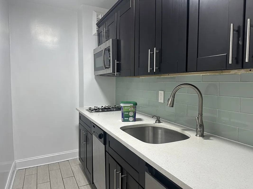 86-11 Whitney Avenue - Photo 3