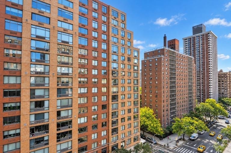200 W 90th Street - Photo 2