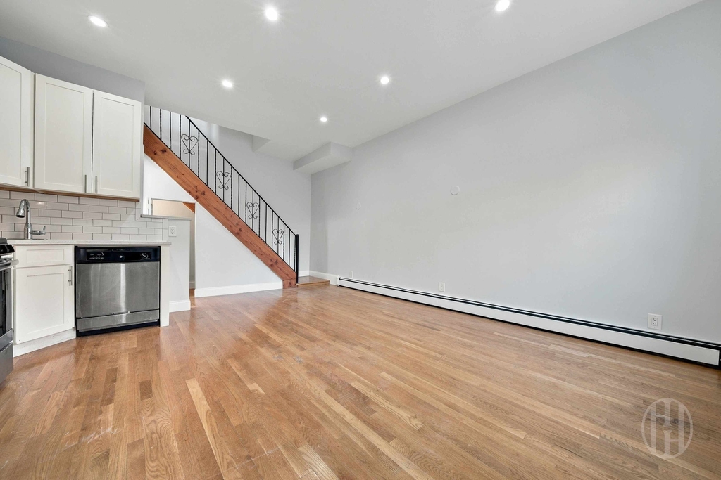 250 16th Street - Photo 1