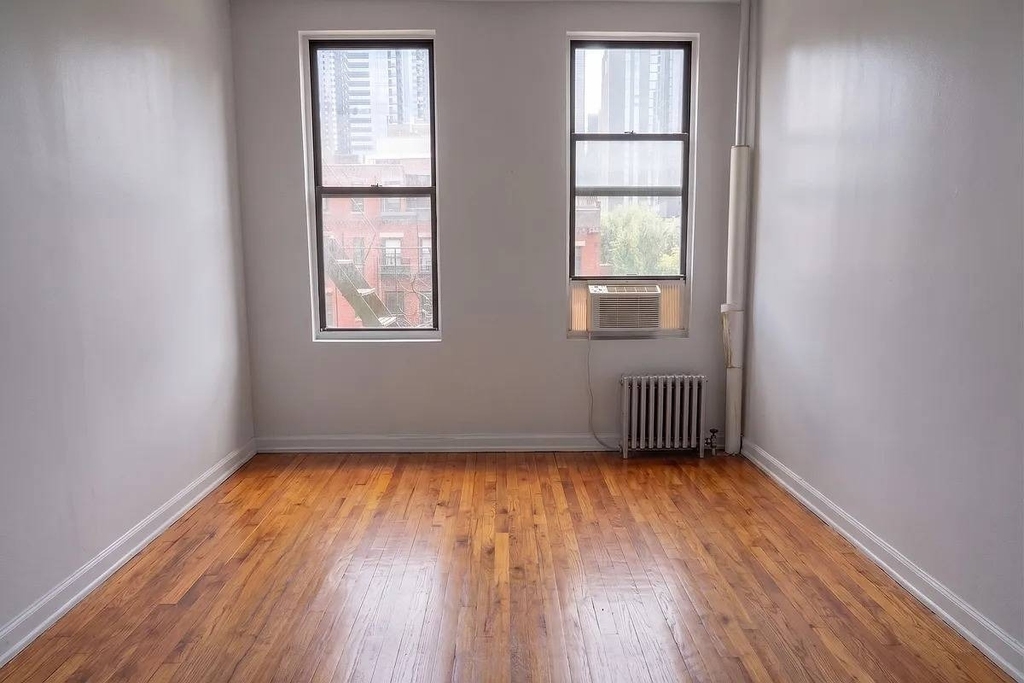 401 W 47th Street - Photo 1