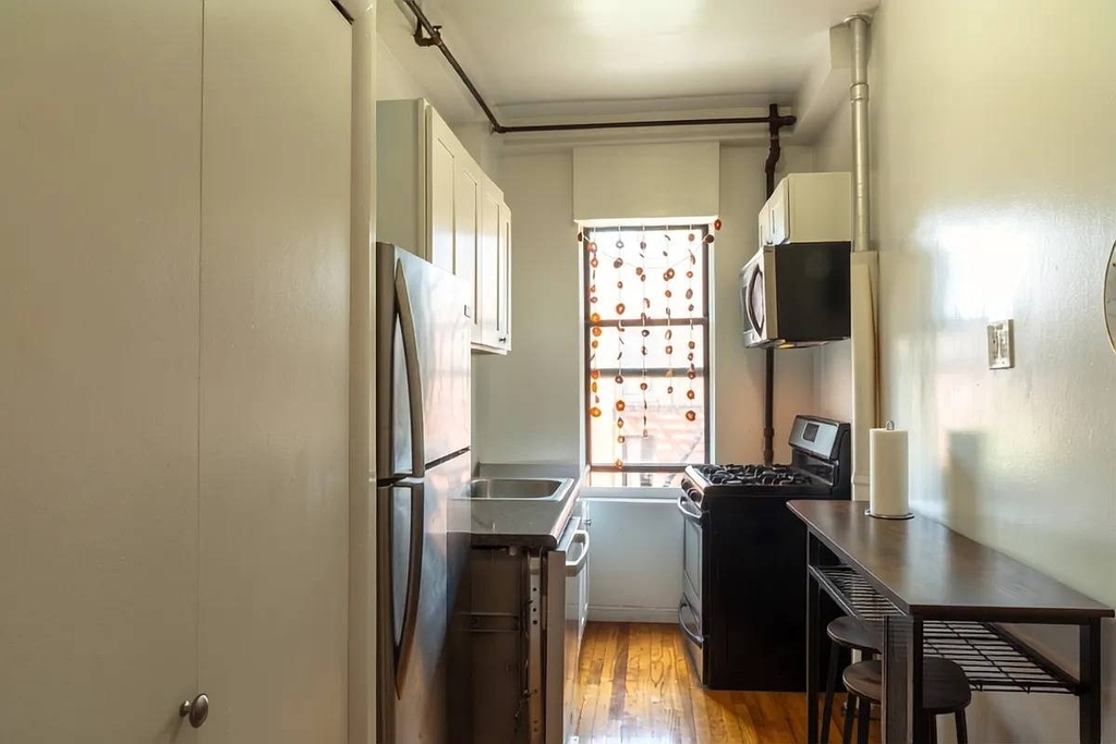 401 W 47th Street - Photo 6
