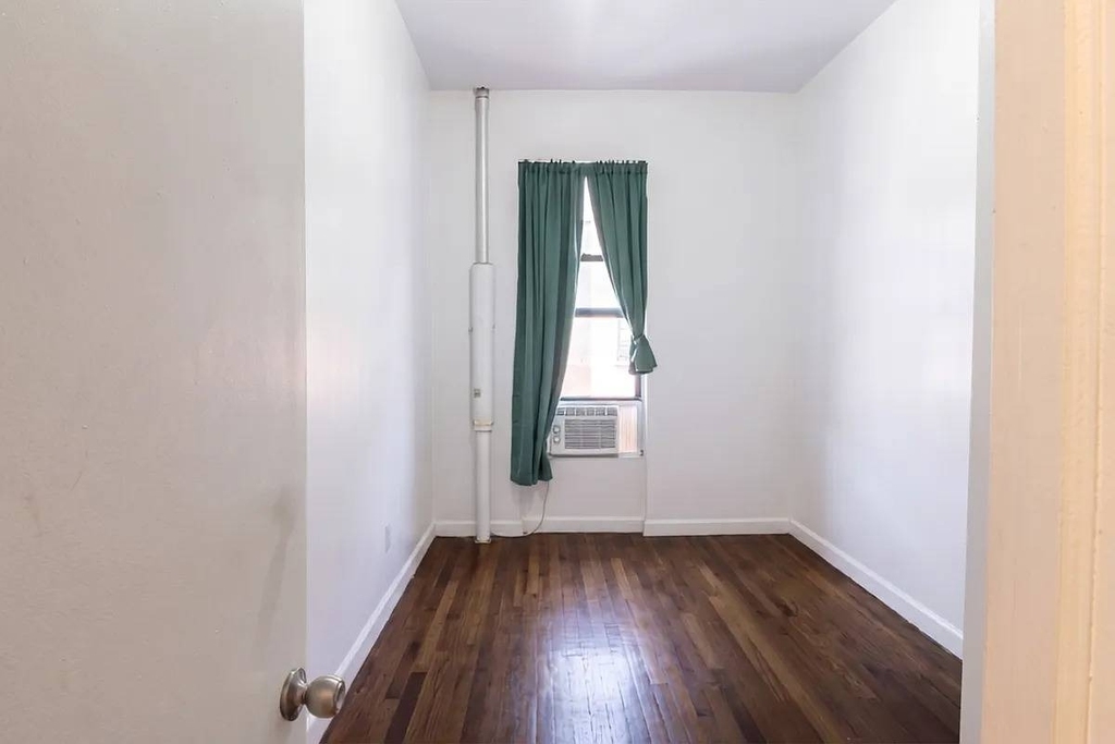 401 W 47th Street - Photo 2