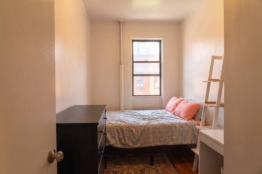 401 W 47th Street - Photo 5