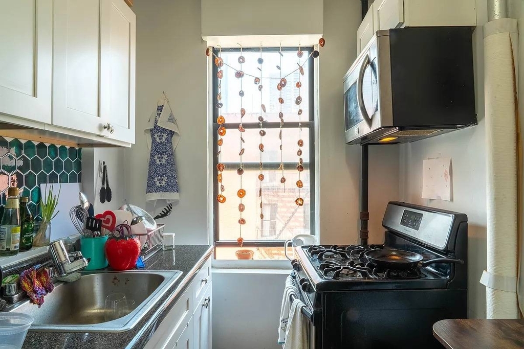 401 W 47th Street - Photo 19