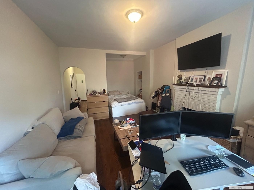 161 W 10th Street - Photo 2