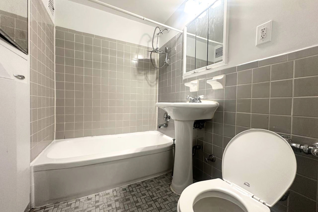 224-10 Jamaica Avenue - Photo 6