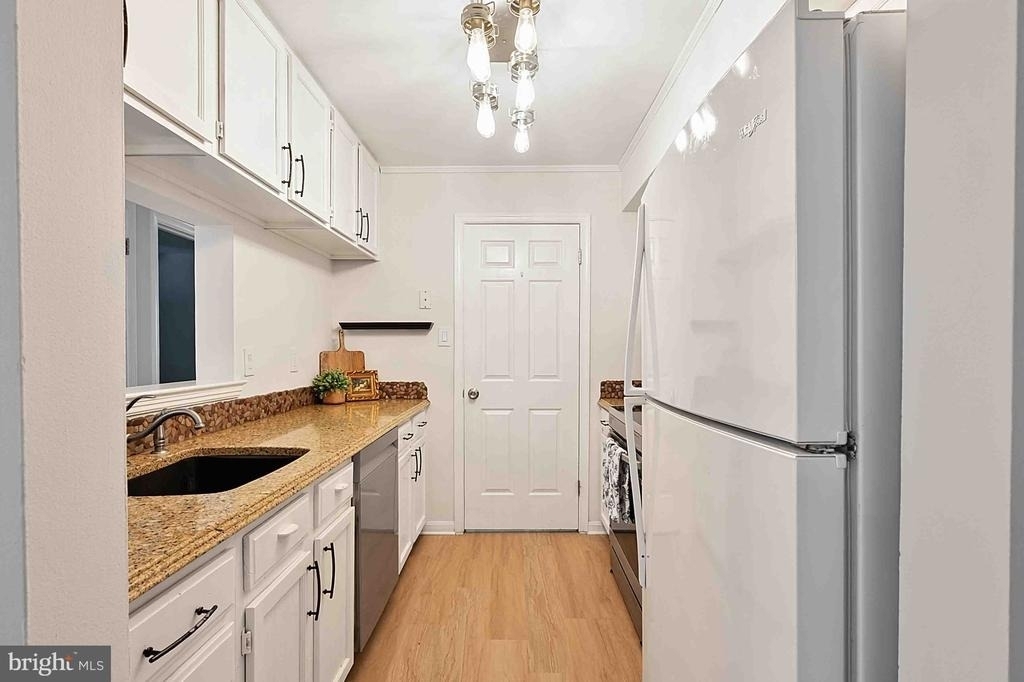 5704 Shadwell Court - Photo 10