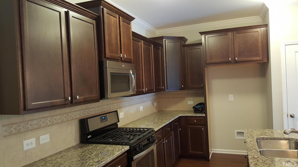 216 Hamlet Place - Photo 3
