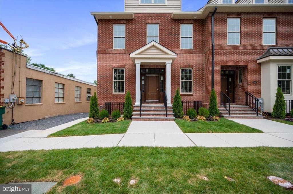 262 W Ashland Street - Photo 1