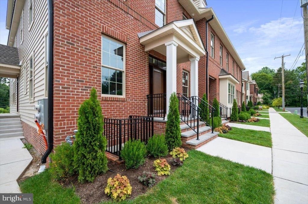262 W Ashland Street - Photo 2