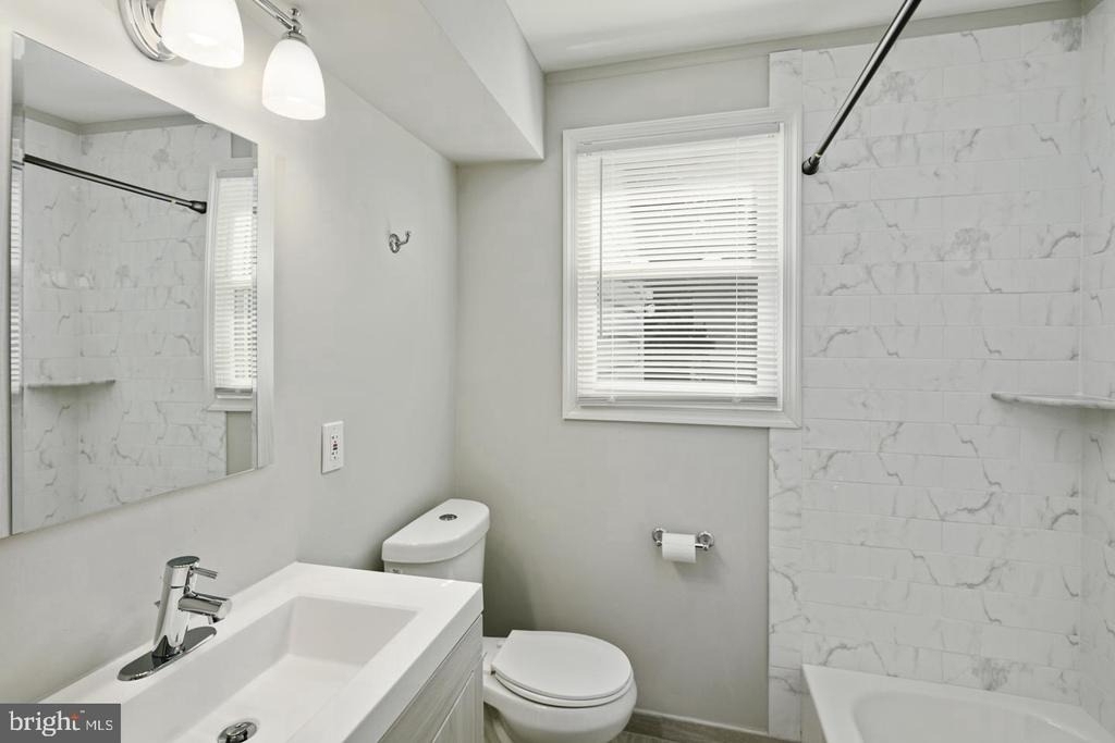 802 Collings Avenue - First Fooor Avenue - Photo 8