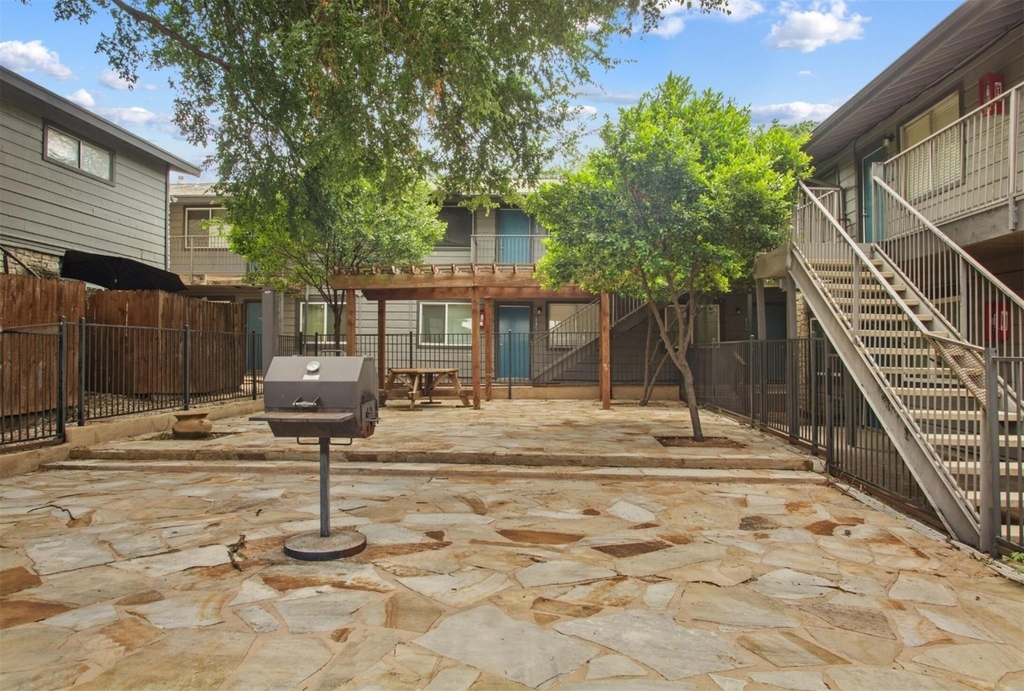 1300 Parker Ln - Photo 0