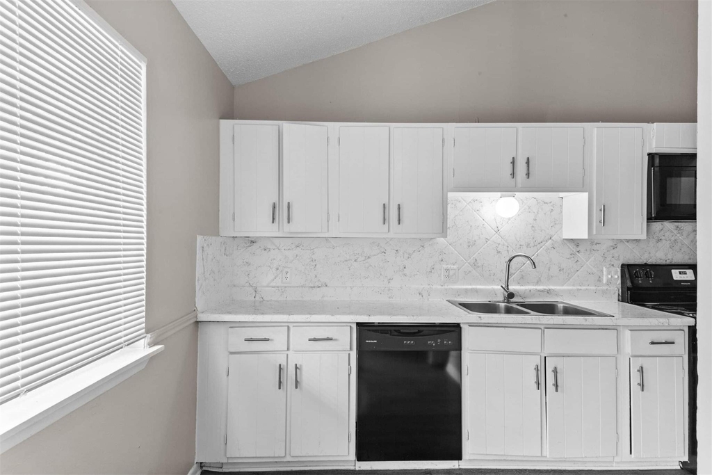 1302 Parker Ln - Photo 6