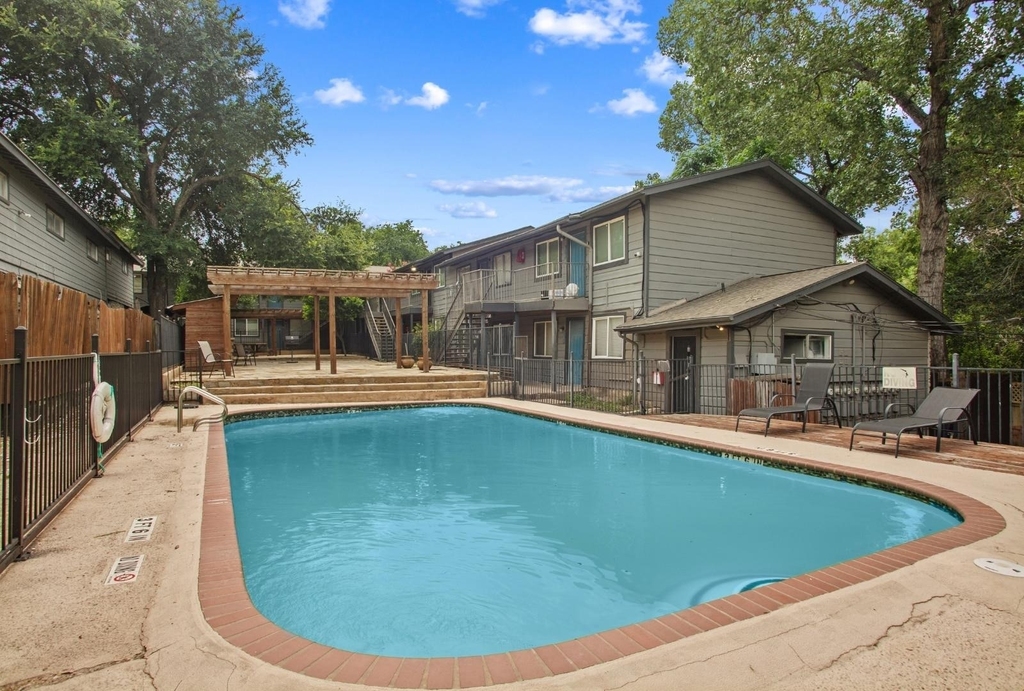 1302 Parker Ln - Photo 2