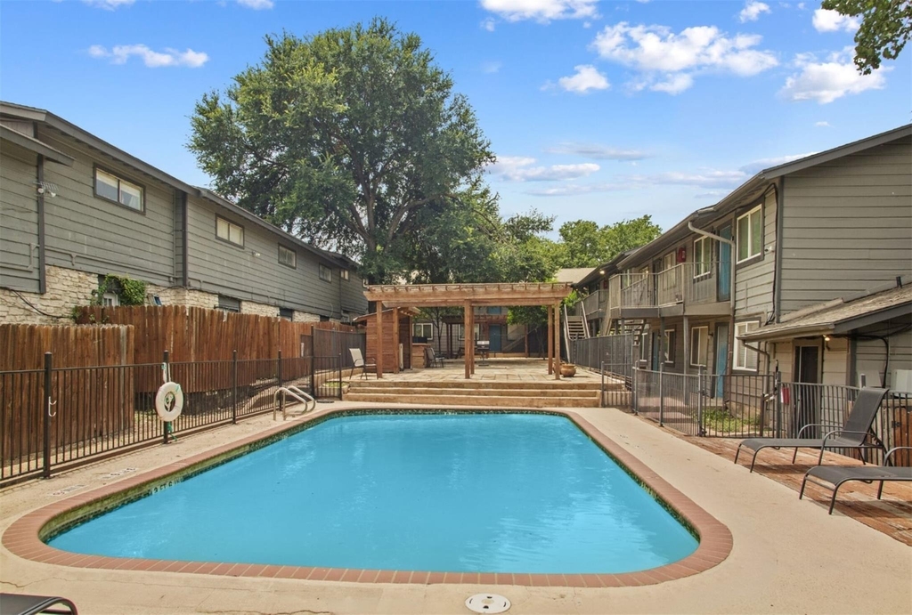 1302 Parker Ln - Photo 3