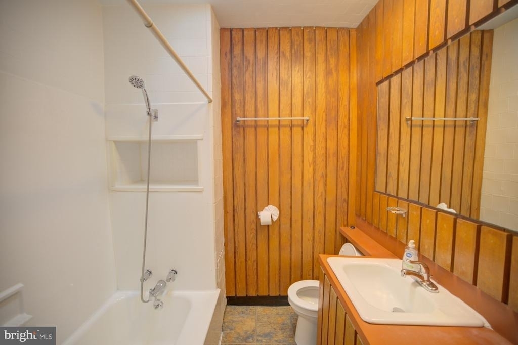 608 E 33rd Street - Photo 8
