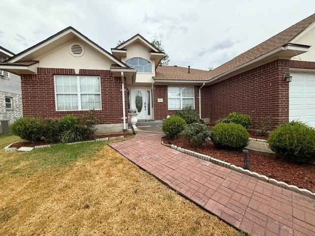 2106 Surrey Dr - Photo 0