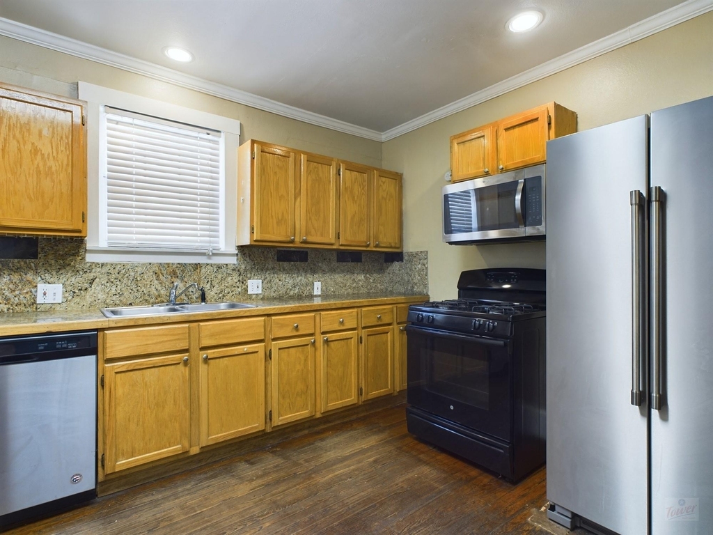 705 E 32nd St - Photo 9