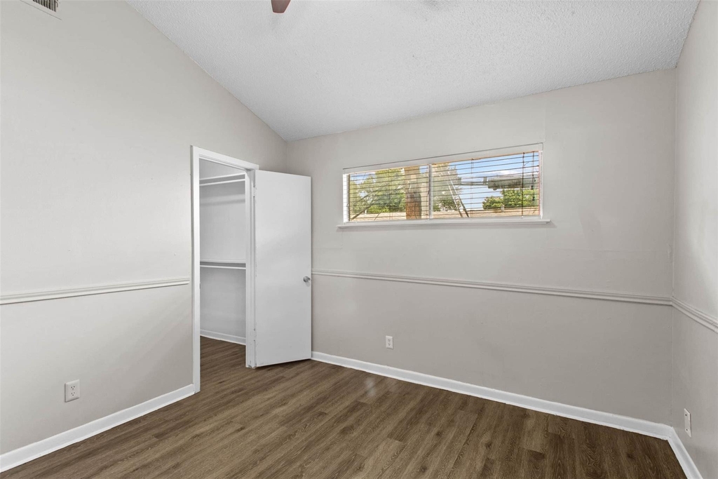 1302 Parker Ln - Photo 11