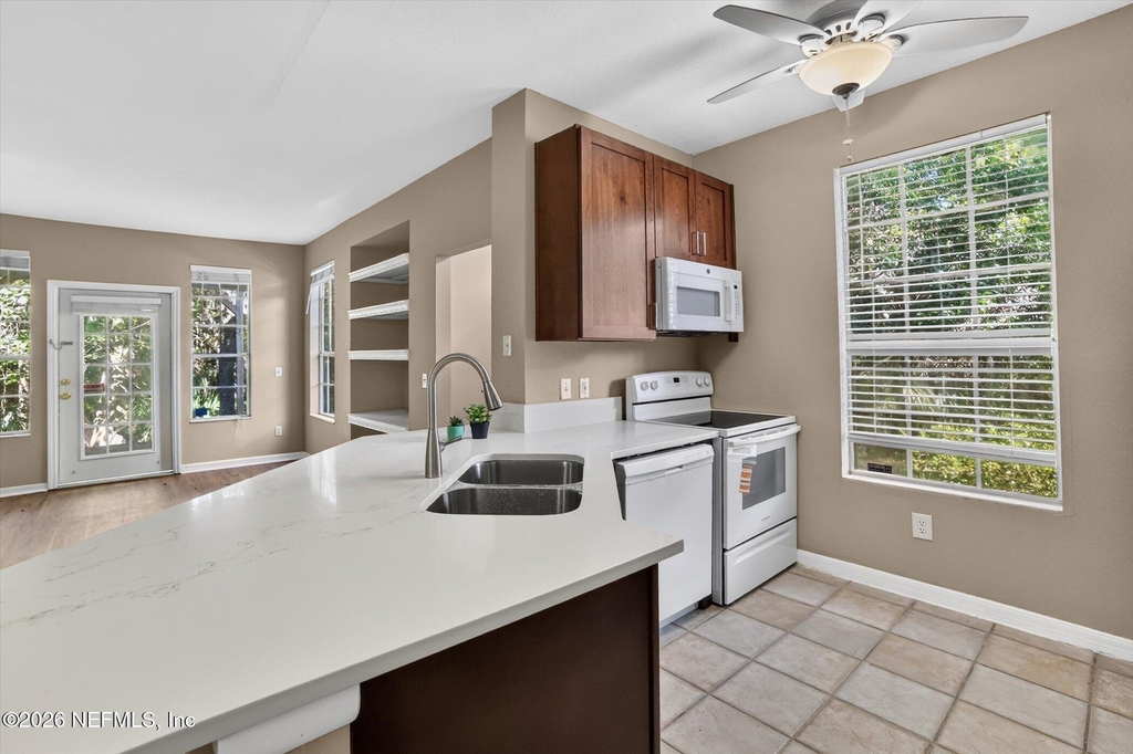 13703 Richmond Park Drive N - Photo 11