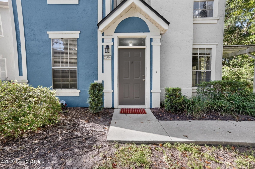 13703 Richmond Park Drive N - Photo 2