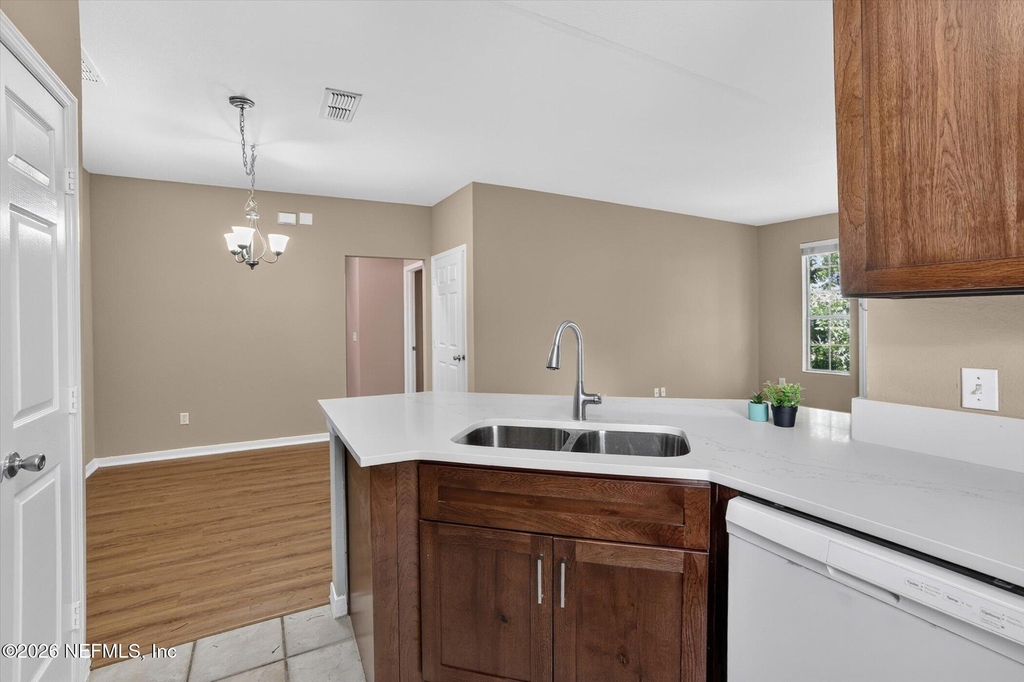 13703 Richmond Park Drive N - Photo 12
