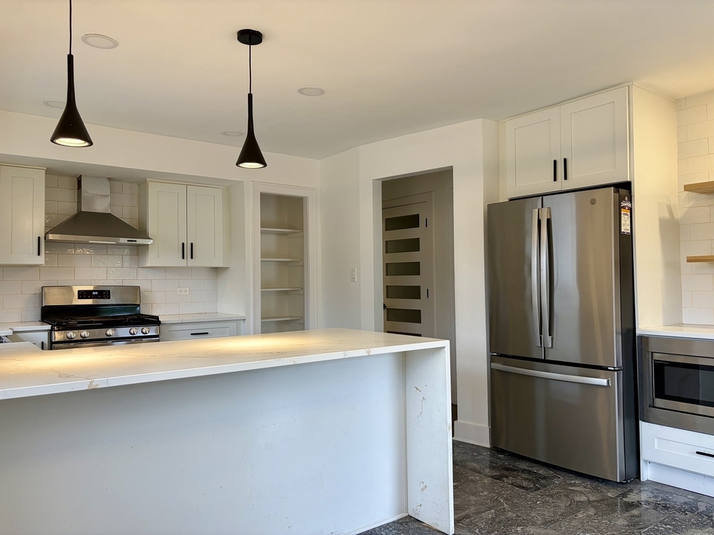 2538 W Arthur Avenue - Photo 3