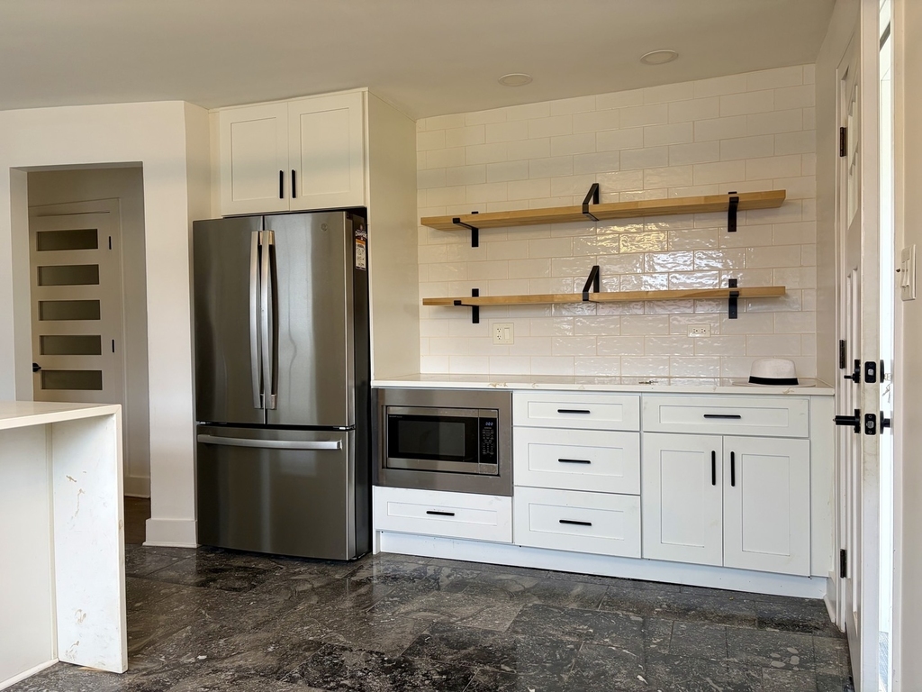 2538 W Arthur Avenue - Photo 1