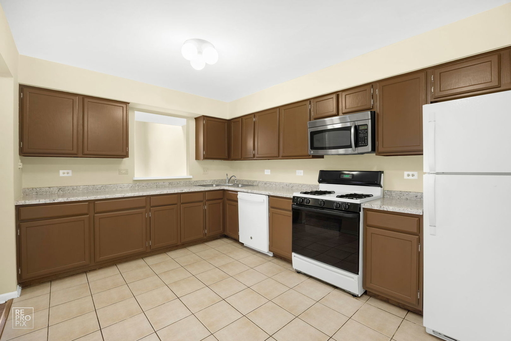 1081 Courtland Drive - Photo 4