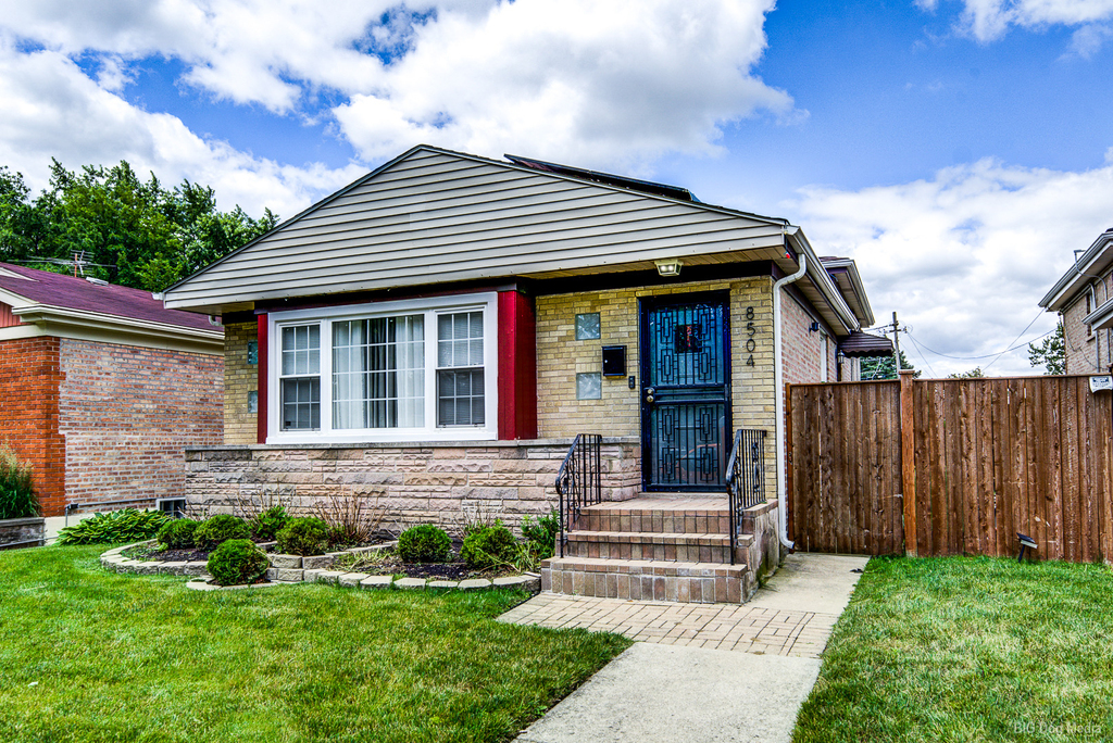 8504 S Calumet Avenue - Photo 1