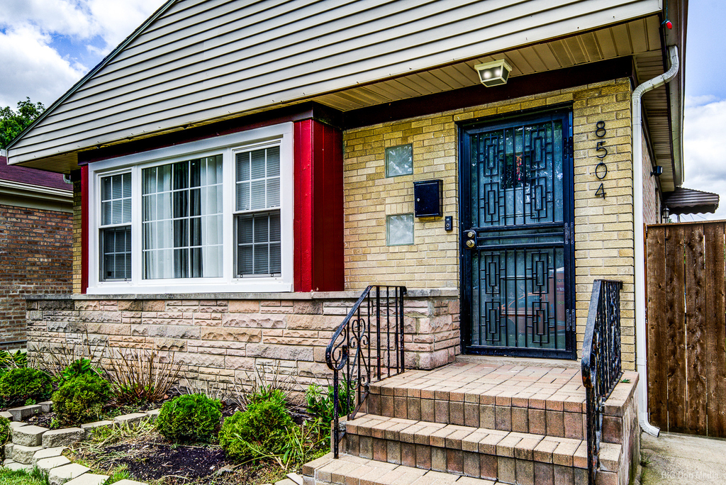 8504 S Calumet Avenue - Photo 2
