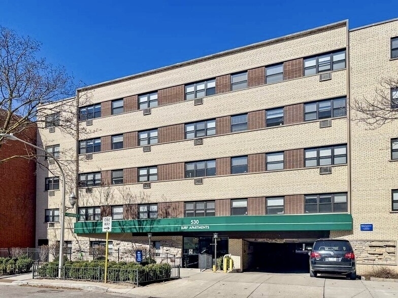 530 W Surf Street - Photo 0