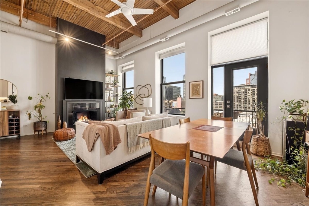 616 W Fulton Street - Photo 2