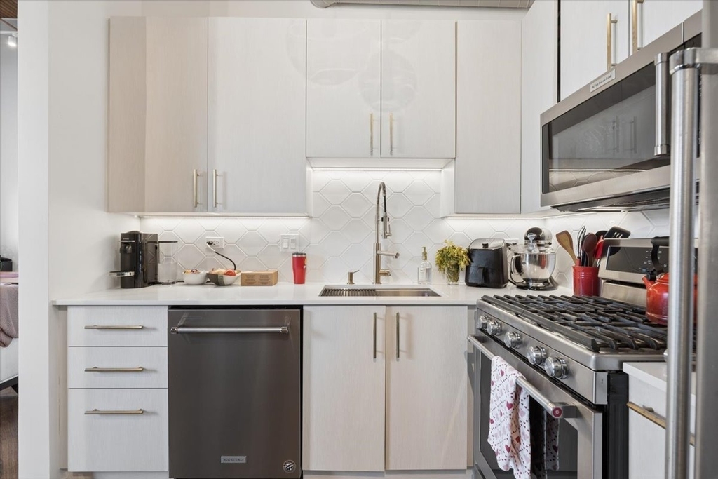 616 W Fulton Street - Photo 6