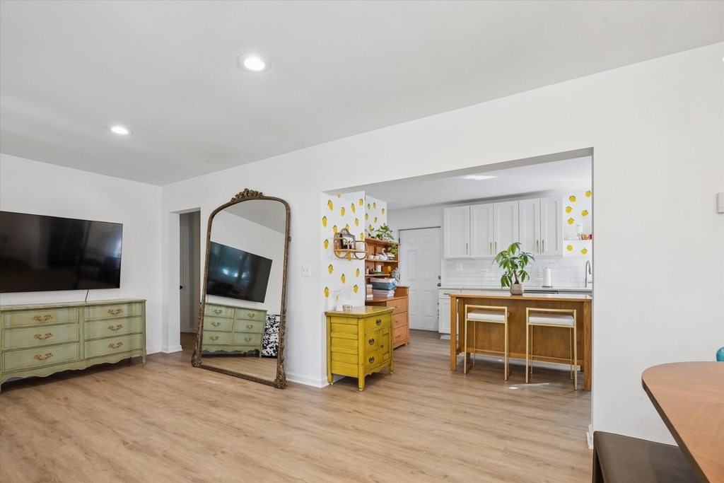 644 W Hinsdale Avenue - Photo 2
