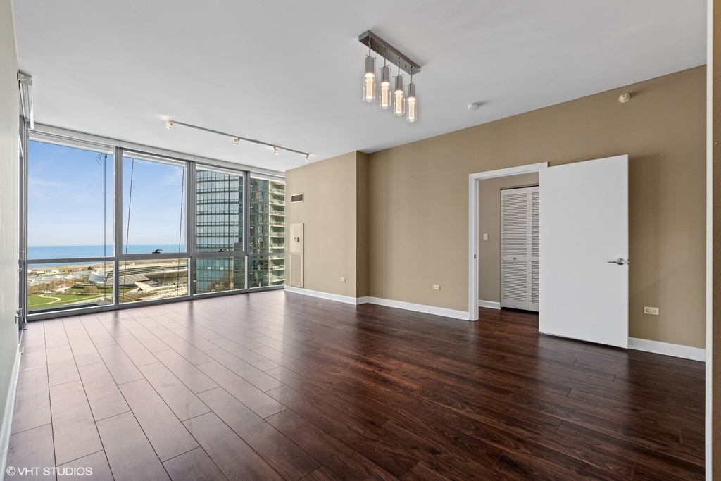 1201 S Prairie Avenue - Photo 2