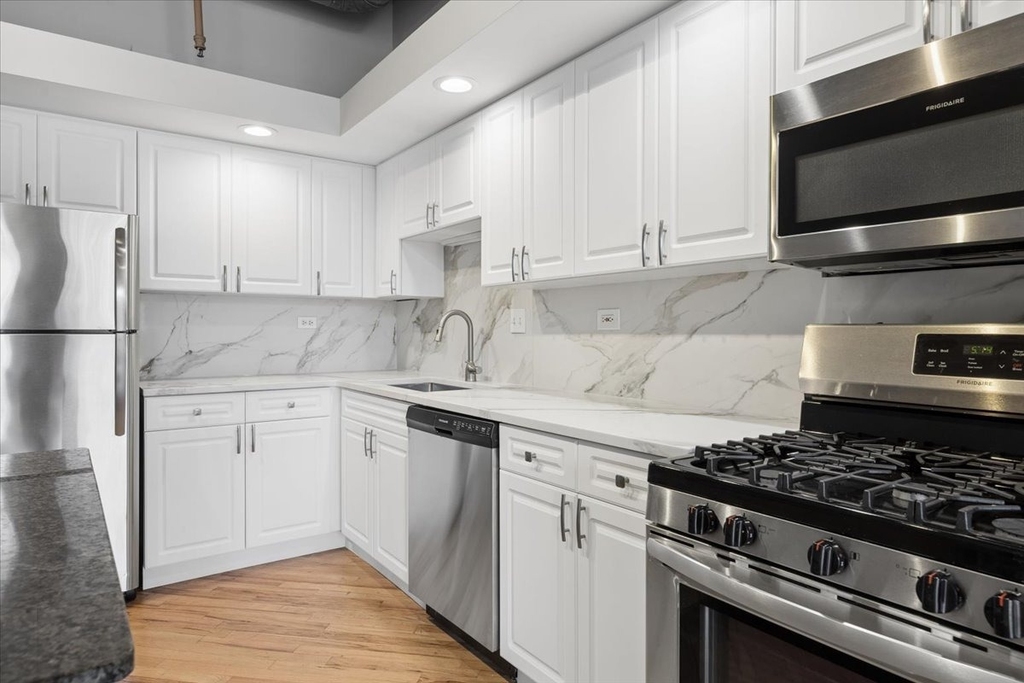 616 W Fulton Street - Photo 10