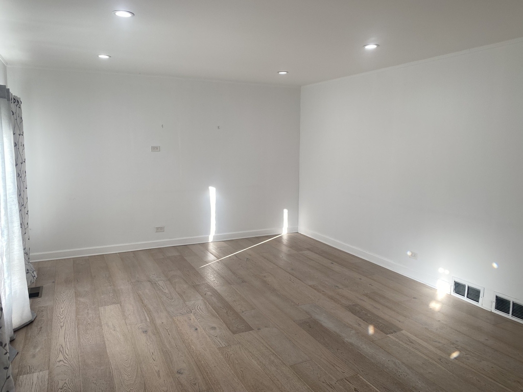 9105 Oleander Avenue - Photo 2