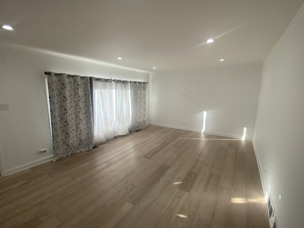 9105 Oleander Avenue - Photo 3