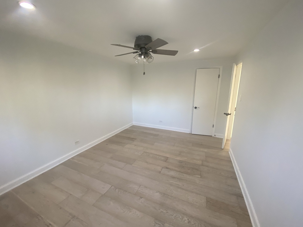 9105 Oleander Avenue - Photo 9