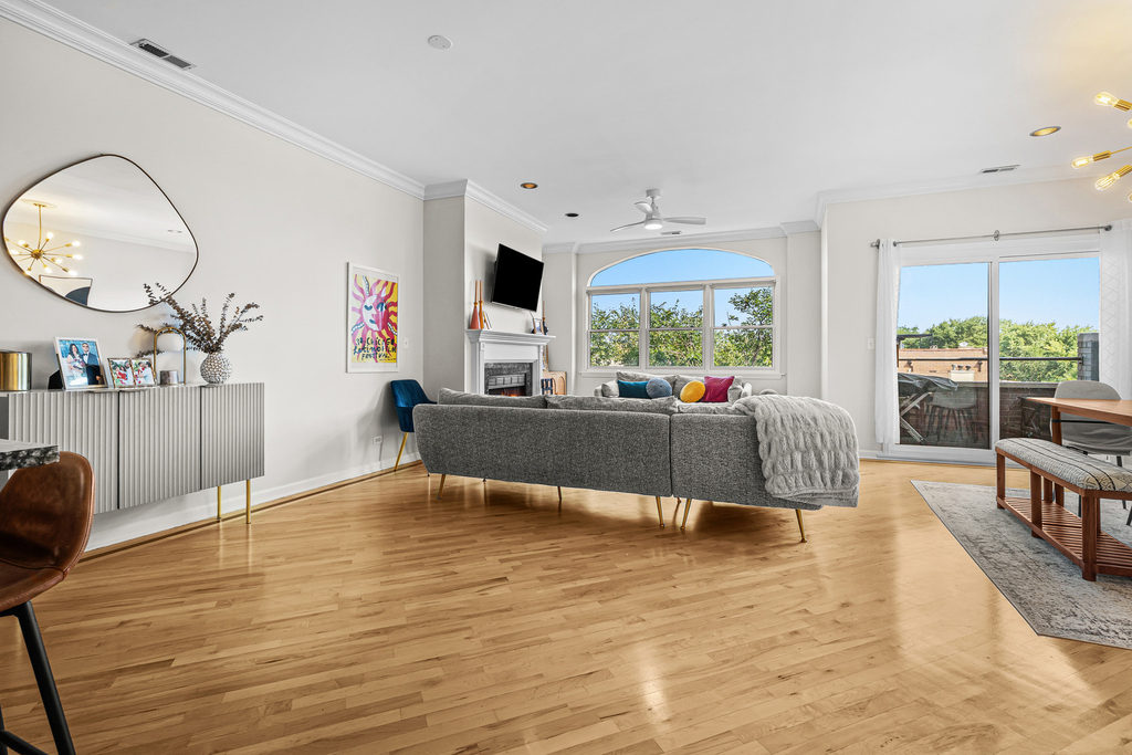 1109 W Belmont Avenue - Photo 1