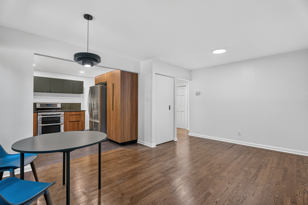 1622 Dempster Street - Photo 7