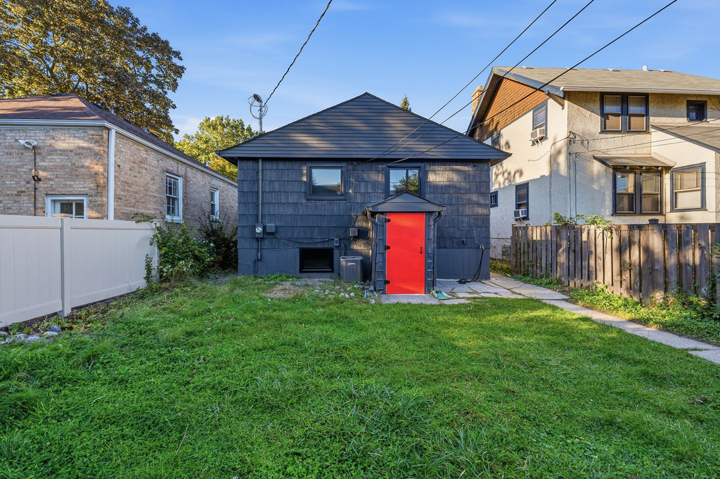 1622 Dempster Street - Photo 35