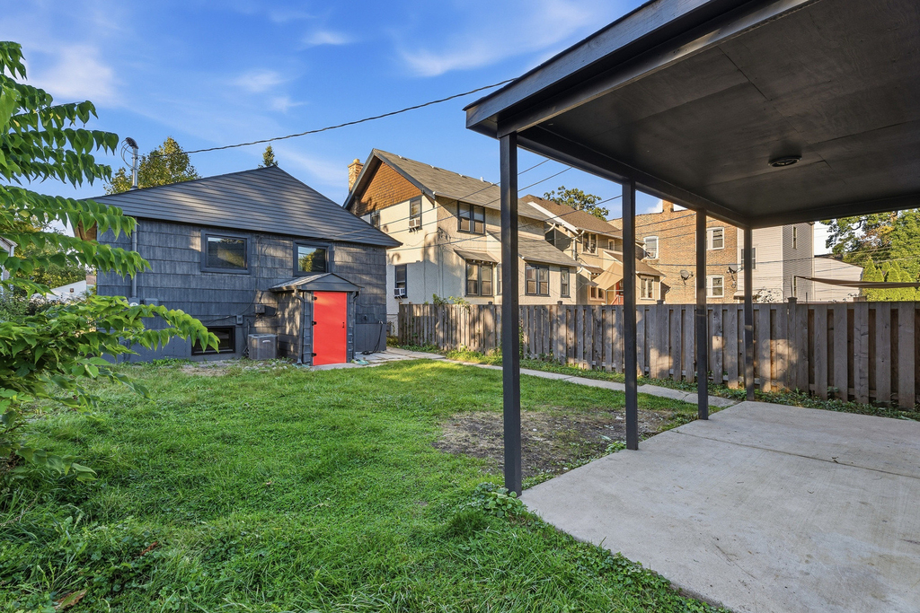 1622 Dempster Street - Photo 31