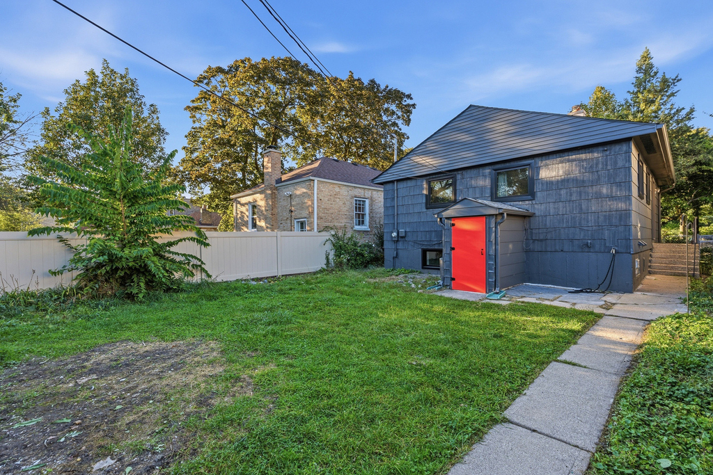 1622 Dempster Street - Photo 34