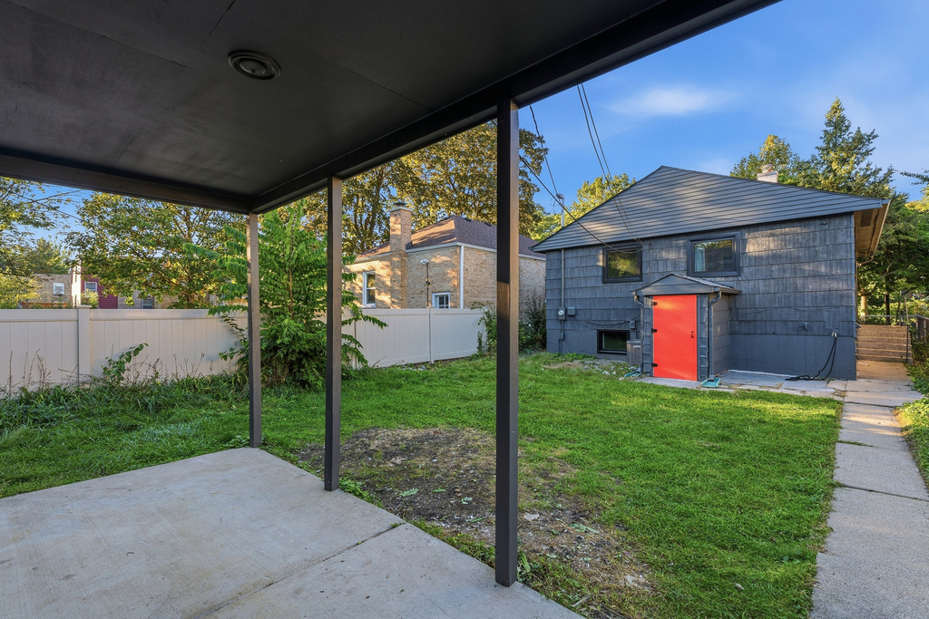 1622 Dempster Street - Photo 32