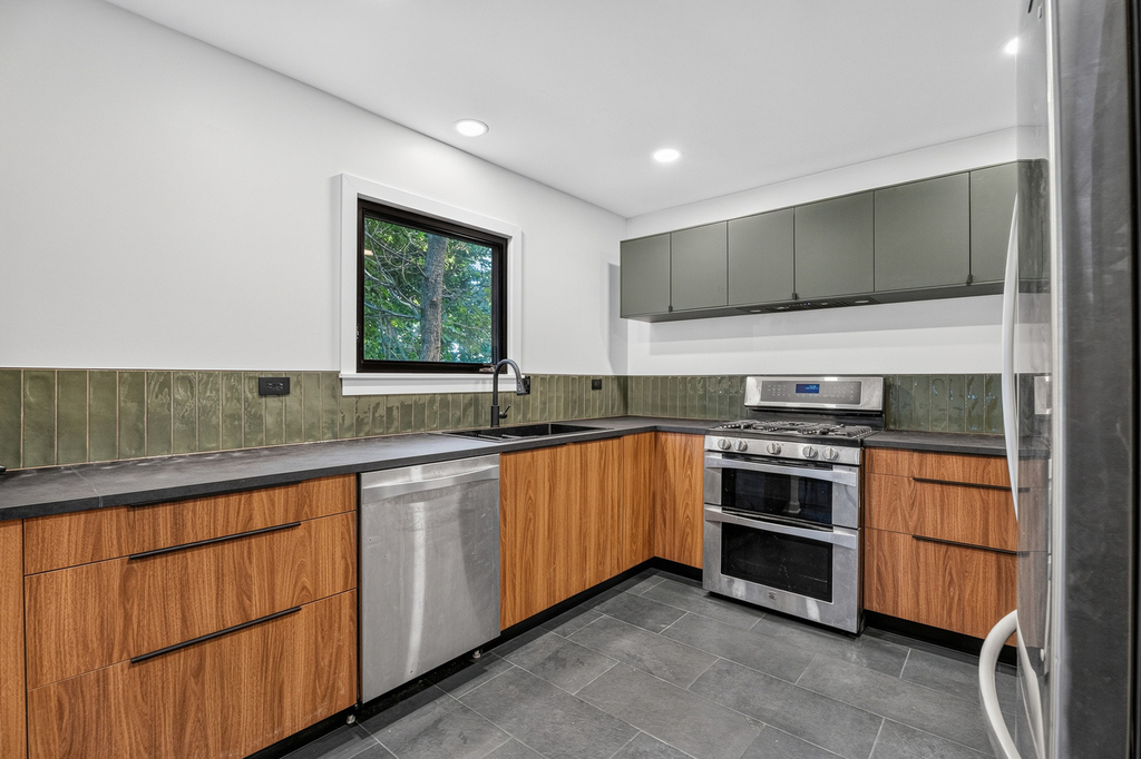 1622 Dempster Street - Photo 4